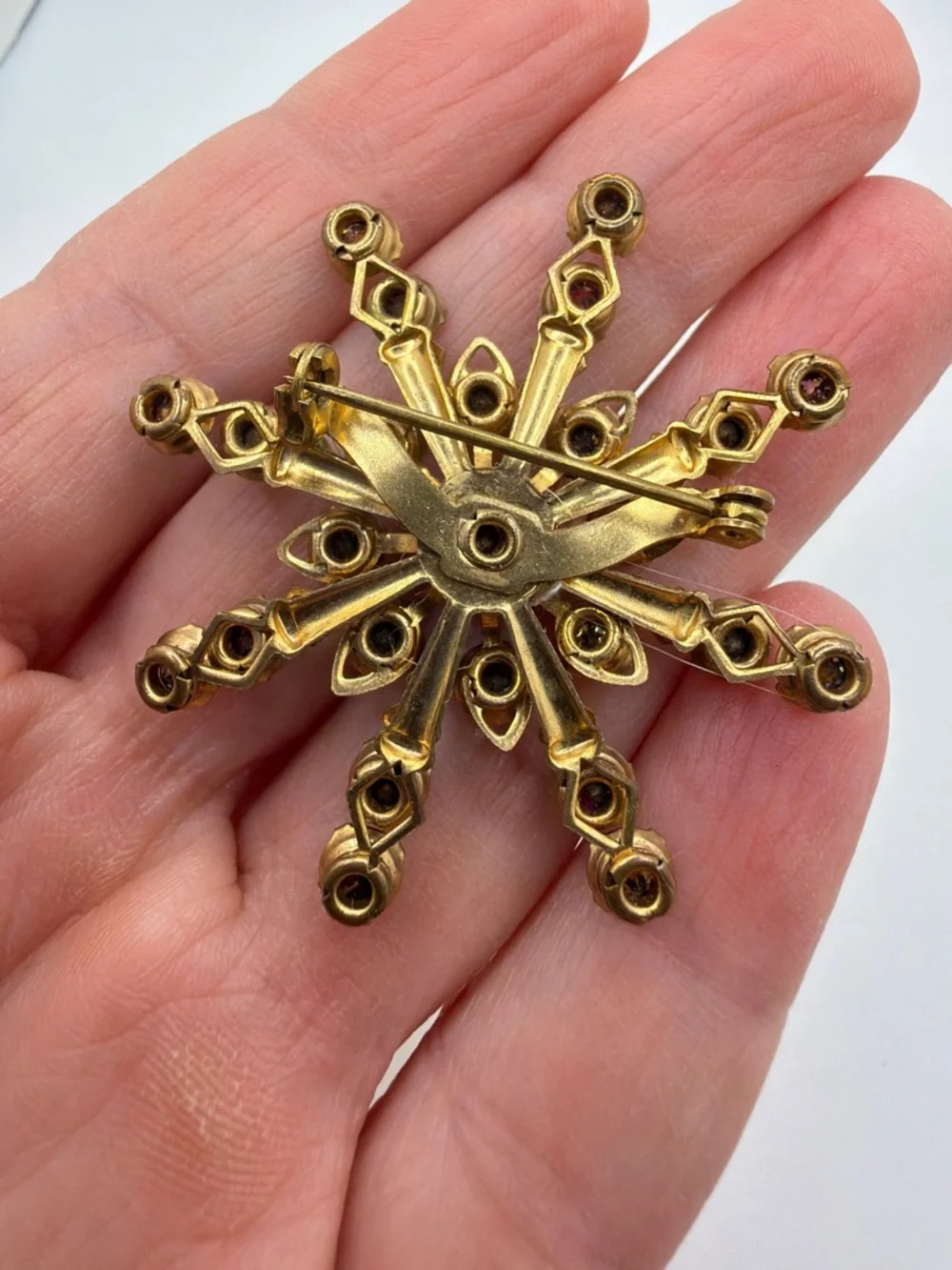 Vintage Aurora Borealis Rhinestone and‎ Antiqued Gold tone Brooch/Pin!